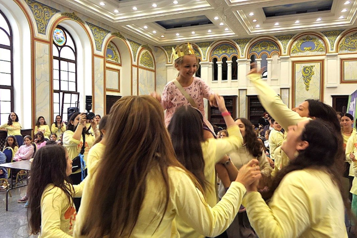 Садгірська синагога, Yeka Girls