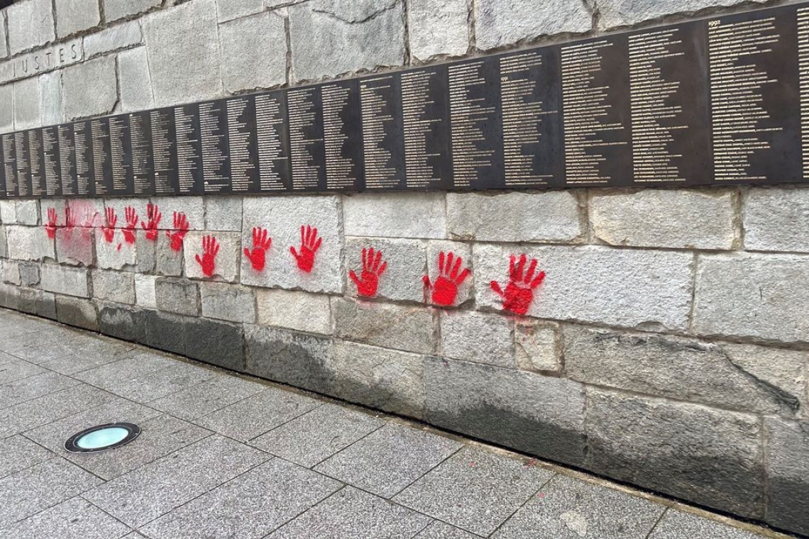 червоні руки, меморіал голокосту, париж