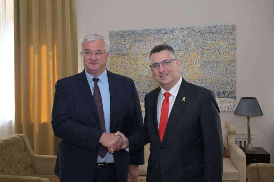 Гідеон Саар, Андрій Сибіга